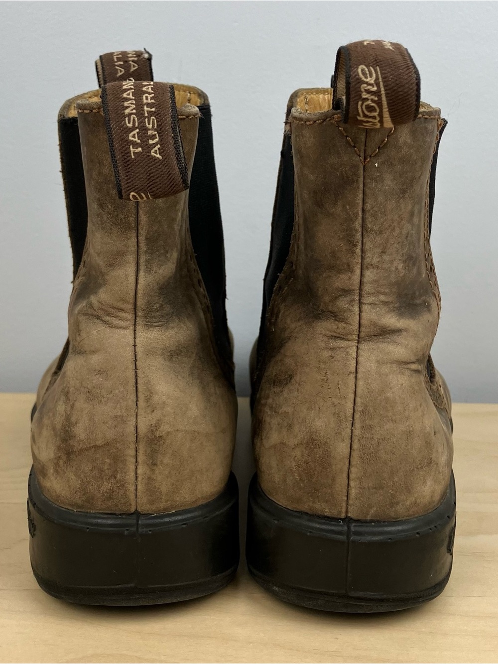 Blundstone Brown Leather Chelsea Ankle Boots. NOTE photos - Picture 8 of 11